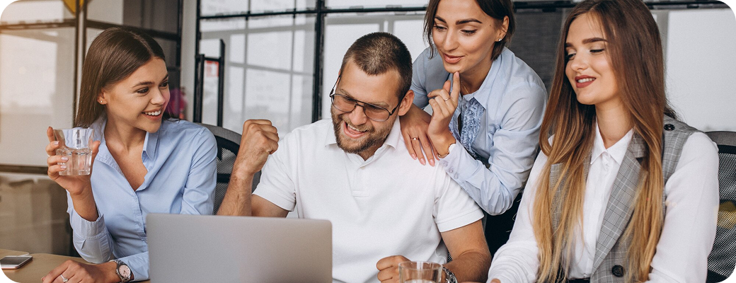 Equipo colaborando en estrategias de negocio